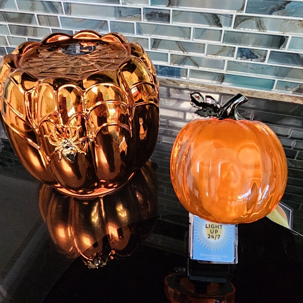 Bath & Body Works Pumpkin Skull 3-Wick Candle Holder & WALLFLOWER
